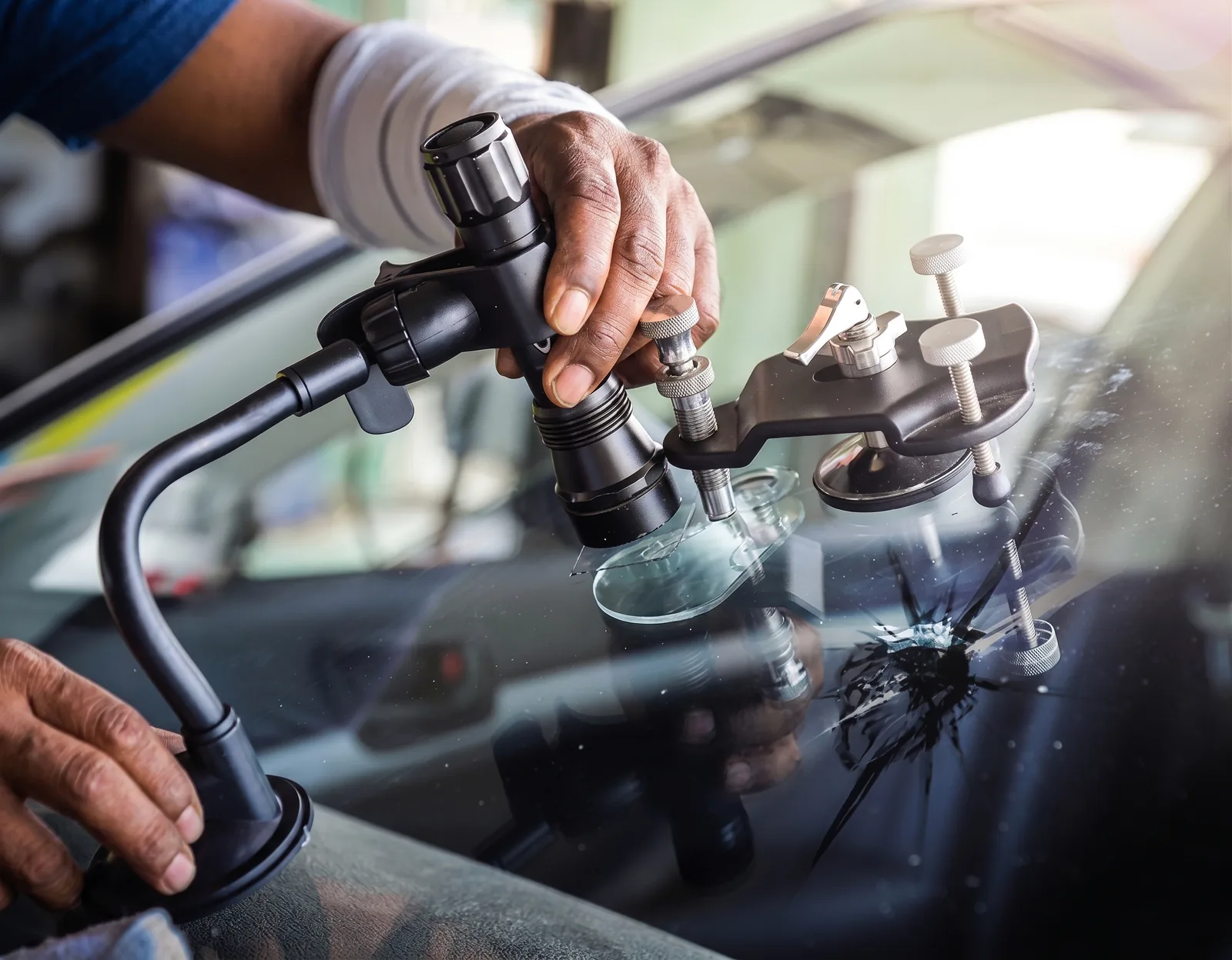 Technicien Mobiliglass réalisant un diagnostic de pare-brise
